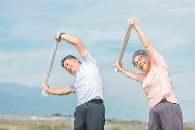 70代以降: 無理なく楽しむための卓球のポイントを説明した画像