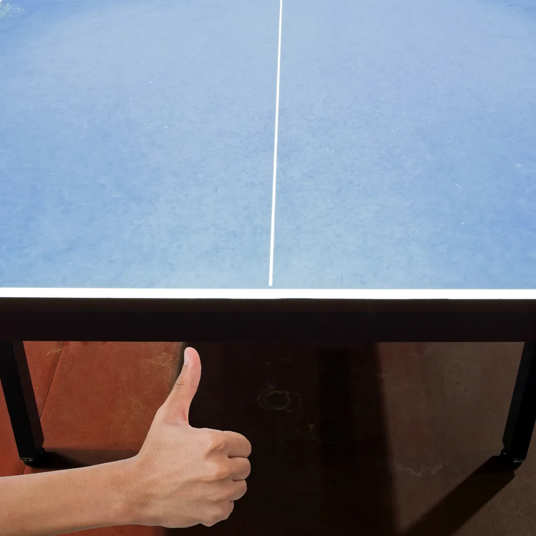 卓球ダブルスでパートナーとサイン交換をする選手の手元
